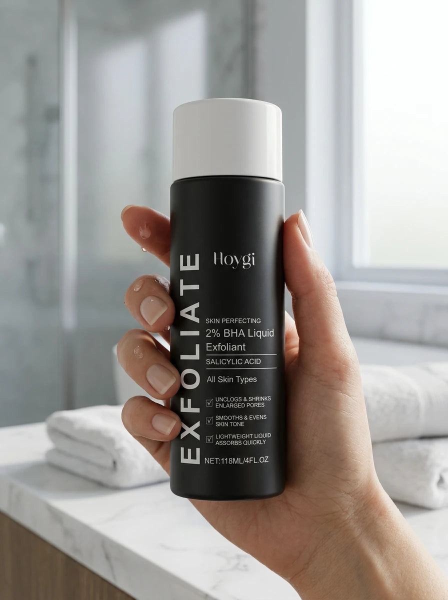 Donna che tiene Velivor 2% BHA Liquid Exfoliant in a bright routine skincare in bagno setting