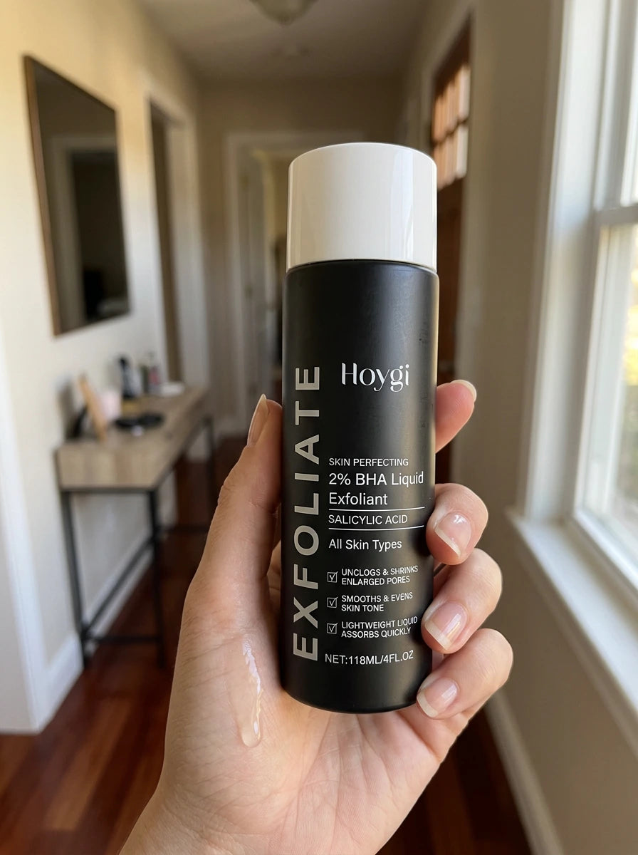 Donna che tiene Velivor 2% BHA Liquid Exfoliant near a window with luce naturale