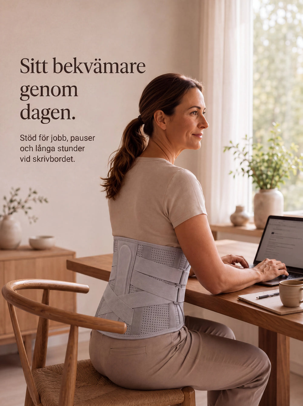 Kvinna sitter vid skrivbord med Velivor CoreSupport ländryggsstöd