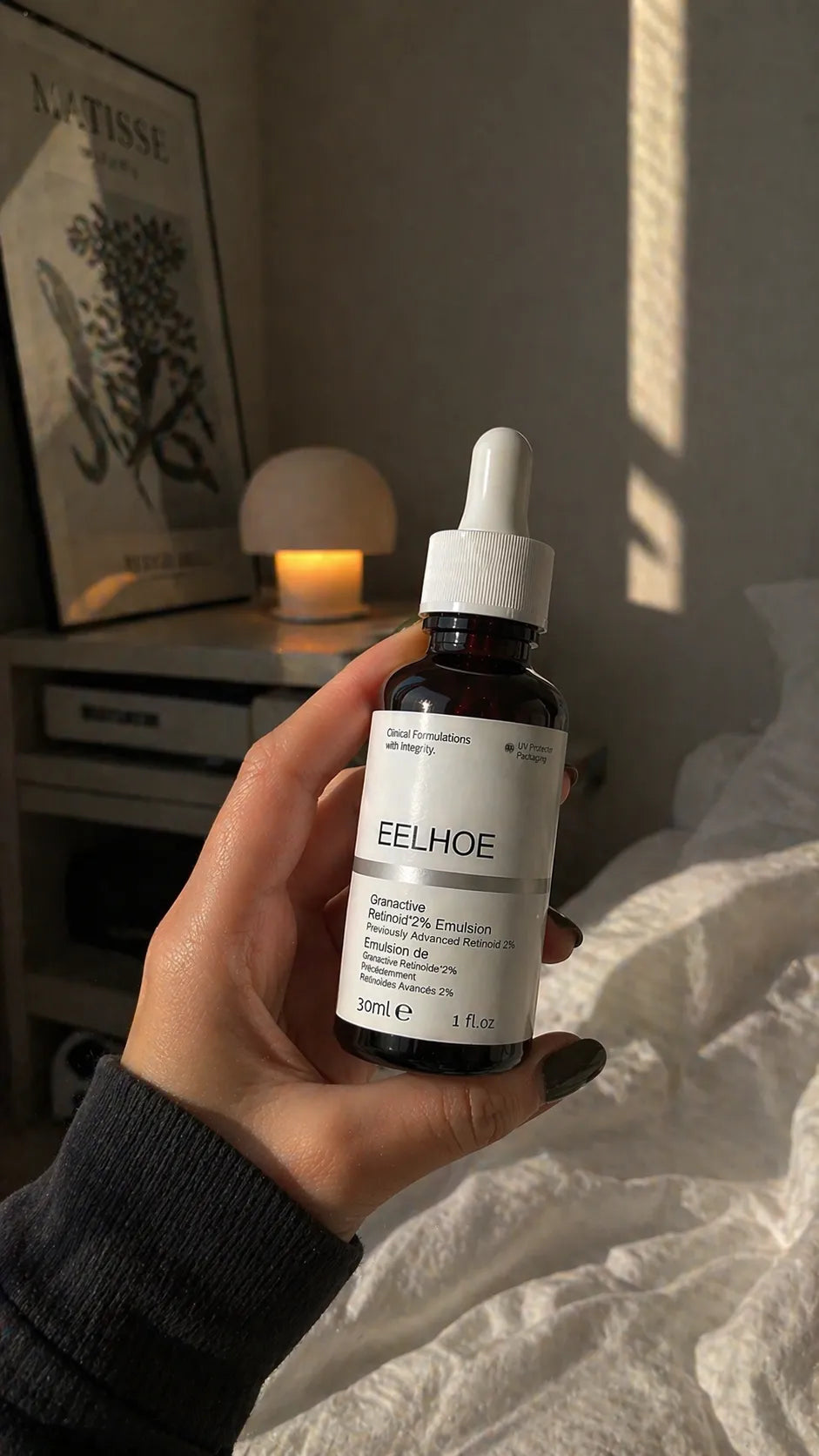 Velivor Deep Pore Reset Serum held during an evening Skincare-Routine mit warm bedroom lighting