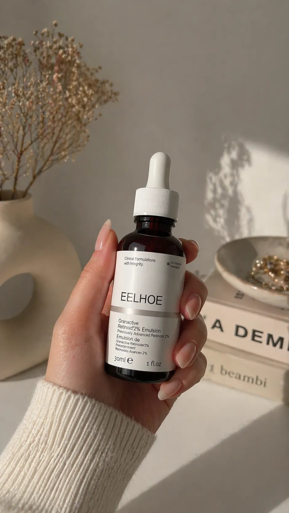 Velivor Deep Pore Reset Serum in der Hund gehalten in einem realistischen Skincare-Kundenbewertungsbild